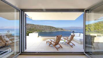 Villa | 4 bedrooms, desk, soundproofing, Internet