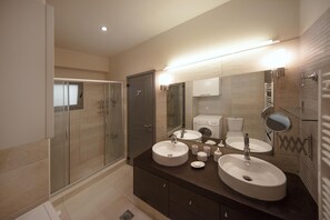 Villa | 4 bedrooms, desk, soundproofing, Internet