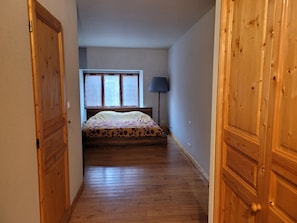 4 bedrooms, desk, WiFi, bed sheets