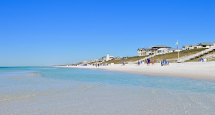 One Bedroom Guest Cottage in Seaside, 8 Houses to Beach + 2 Adult Bikes!