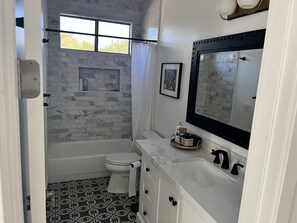 Hair dryer, towels, soap, toilet paper - Troon Million $ Villa (Scottsdale)