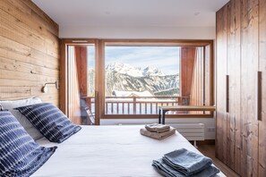 3 habitaciones, tabla de planchar con plancha y cuna de viaje 