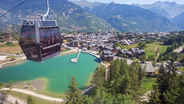 A cable car with 'COURCHEYEL' written on it, flying over a town with a lake and mountains in the background. - Courchevel 1850, elegant, 3 bedrooms, 92sqm, ski in ski out, exceptional view (Courchevel)