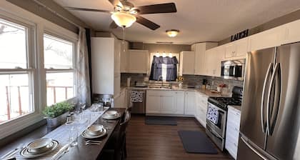 The Johnston House - Located in the heart of Johnston - Close to Saylorville