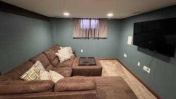 TV connectée, baby-foot, livres