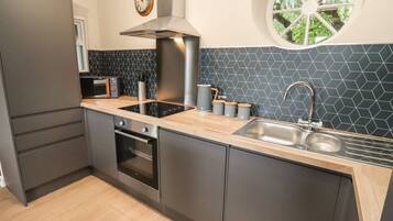 KĂŒhlschrank, Mikrowelle, Ofen, Herdplatte