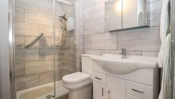 Dusche, Haartrockner, HandtĂŒcher, Toilettenpapier