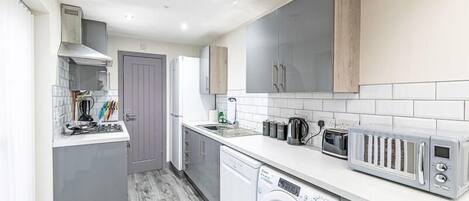 Refrigerador, microondas, horno, placa de cocina