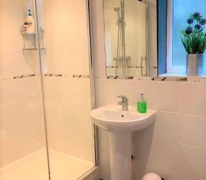 Baignoire, séchoir à cheveux