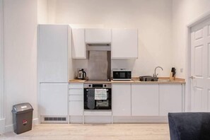 Frigorifero, microonde, forno, piano cottura