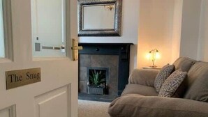 A cozy living room with a fireplace, a sofa, and a lamp. - Jackson Landing  - Spacious house with central location (Filey)