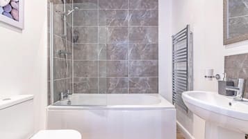 Combined shower/bathtub, towels