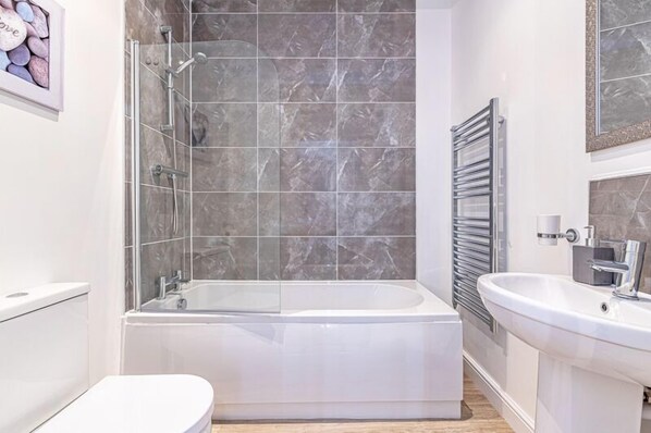 Combined shower/tub, towels