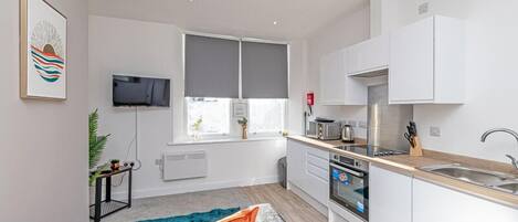 Kylskåp, mikrovågsugn, ugn och spishäll