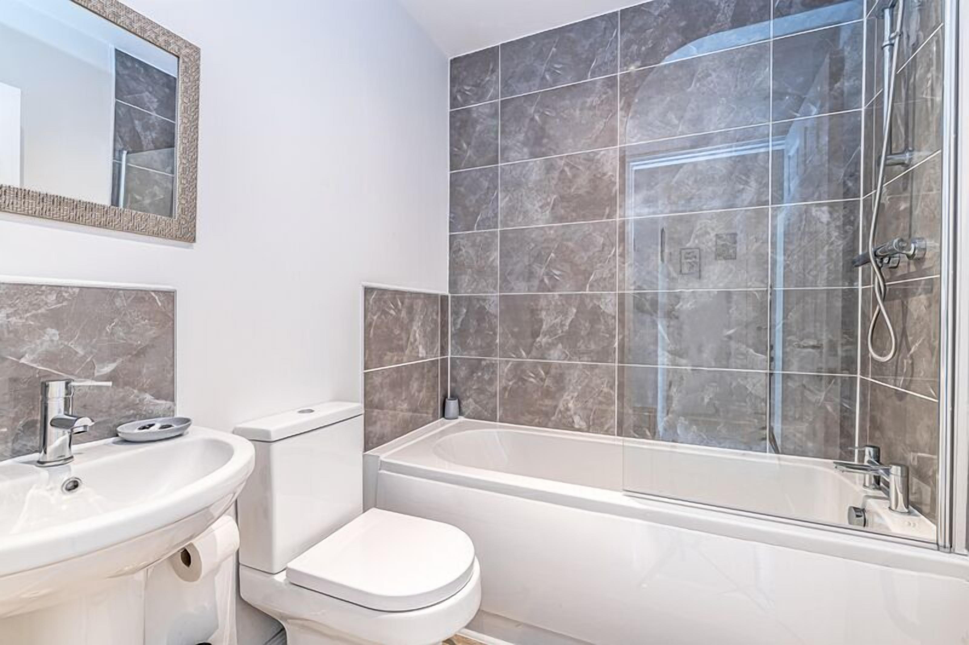 Combined shower/bathtub, towels