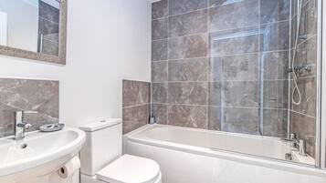 Combined shower/bathtub, towels