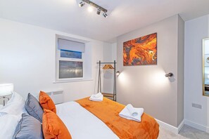 2 chambres, fer et planche à repasser, lit de bébé portatif