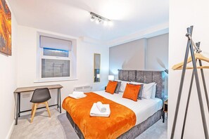 2 habitaciones, tabla de planchar con plancha y cuna de viaje