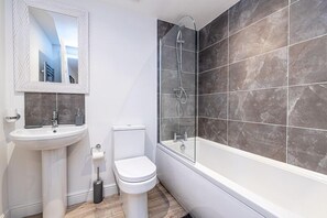 Combined shower/bathtub, towels