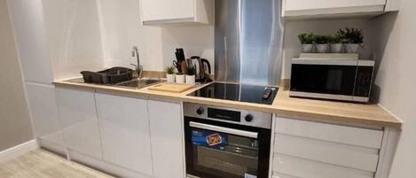Réfrigérateur, micro-ondes, four, plaque de cuisson