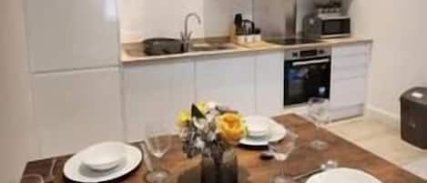 Jääkaappi, mikroaaltouuni, uuni, liesi