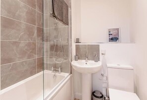 Combined shower/tub, towels