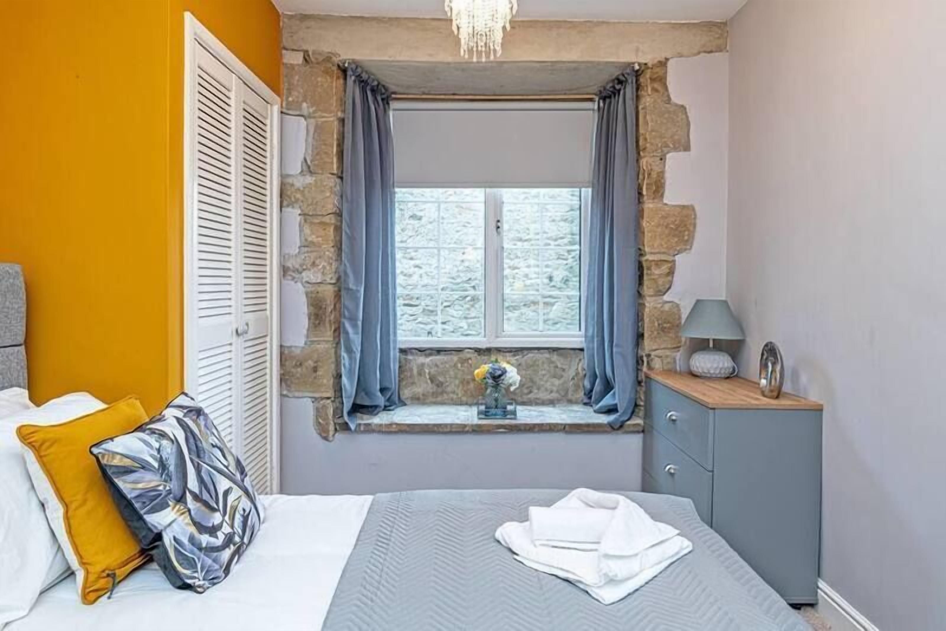 3 bedrooms, iron/ironing board, bed sheets