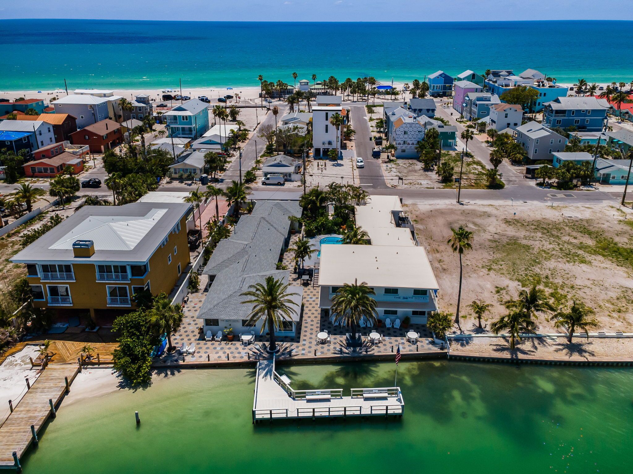 Un hotel frente al mar con piscina, playa y vistas al océano.