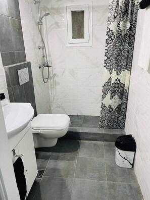 Dusche, kostenlose Toilettenartikel, Haartrockner, Handtücher