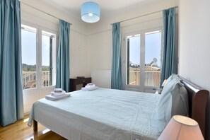 4 bedrooms, desk, laptop workspace, iron/ironing board