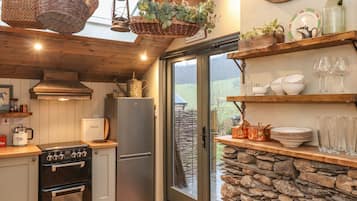 Jääkaappi, astianpesukone, vedenkeitin, leivänpaahdin