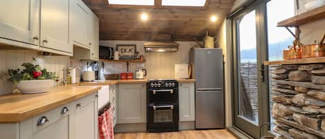 Refrigerador, lavavajillas, tetera/pava eléctrica, tostadora