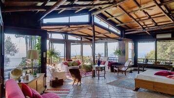 Televisie en een open haard