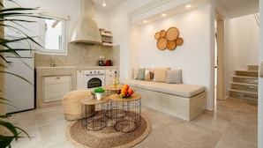 Una cucina moderna con zona pranzo, una panca integrata e un elemento decorativo a parete.