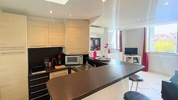 Een microgolfoven, een vaatwasser