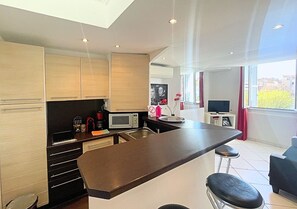 Een microgolfoven, een vaatwasser