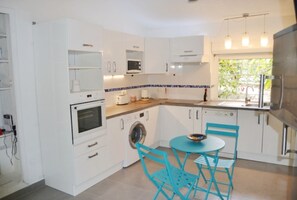 Réfrigérateur, four à micro-ondes, un four, lave-vaisselle