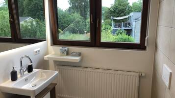 Dusche, Haartrockner, Handtücher, Seife