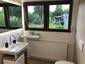 Dusche, Haartrockner, Handtücher, Seife