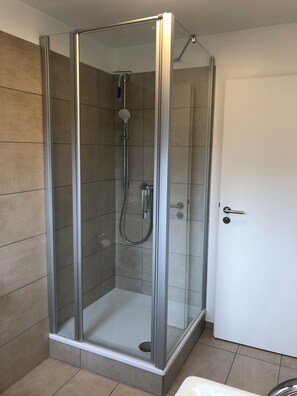 Dusche, Haartrockner, Handtücher, Seife