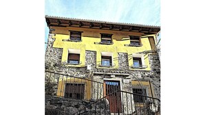 Un edificio de varios pisos con fachada amarilla, base de piedra y numerosas ventanas.