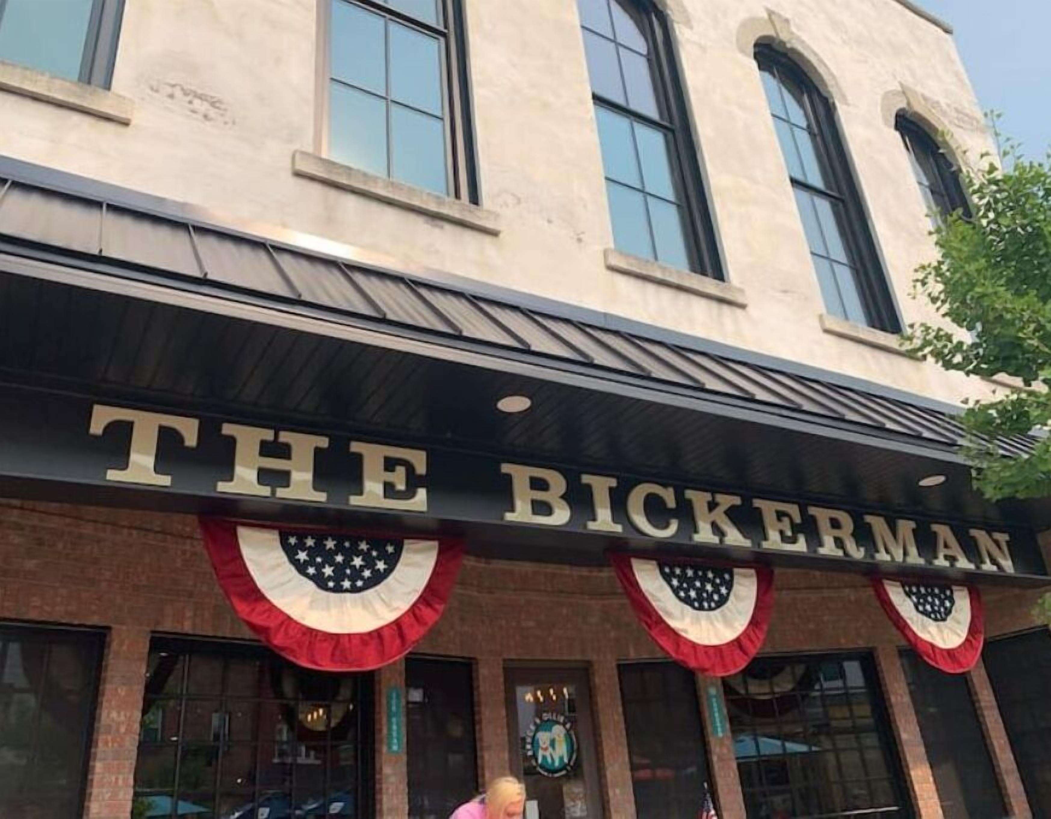 Un edificio con un cartello che riporta "THE BICKERMAN".