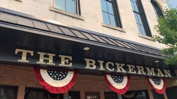 Un edificio con un cartello che riporta "THE BICKERMAN".