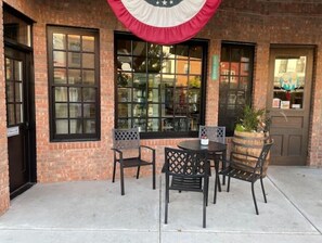 Outdoor dining - Historic Loft/Charlotte Suite/Starved Rock/Utica (North Utica)