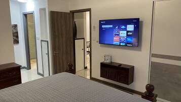 1 soverom, safe på rommet, skrivebord og strykejern/-brett