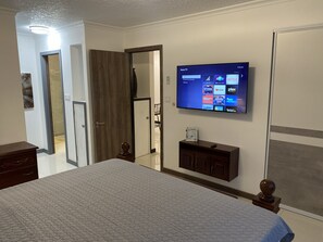 1 soverom, safe på rommet, skrivebord og strykejern/-brett