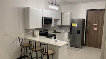 Kjøleskap, mikrobølgeovn, ovn og kokeplater