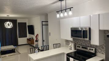 Køleskab, mikrobølgeovn, ovn, kogeplade