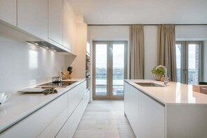 Refrigerador, microondas, horno, placa de cocina