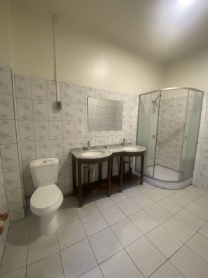 Rainfall showerhead, towels, soap, toilet paper - Viva Chile Centro (Santiago)